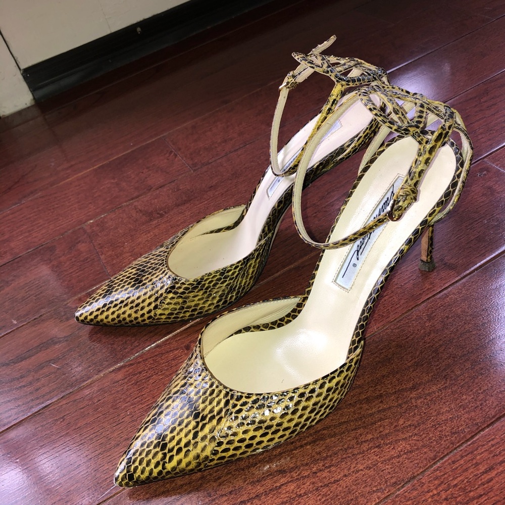 Yellow snakeskin Pumps